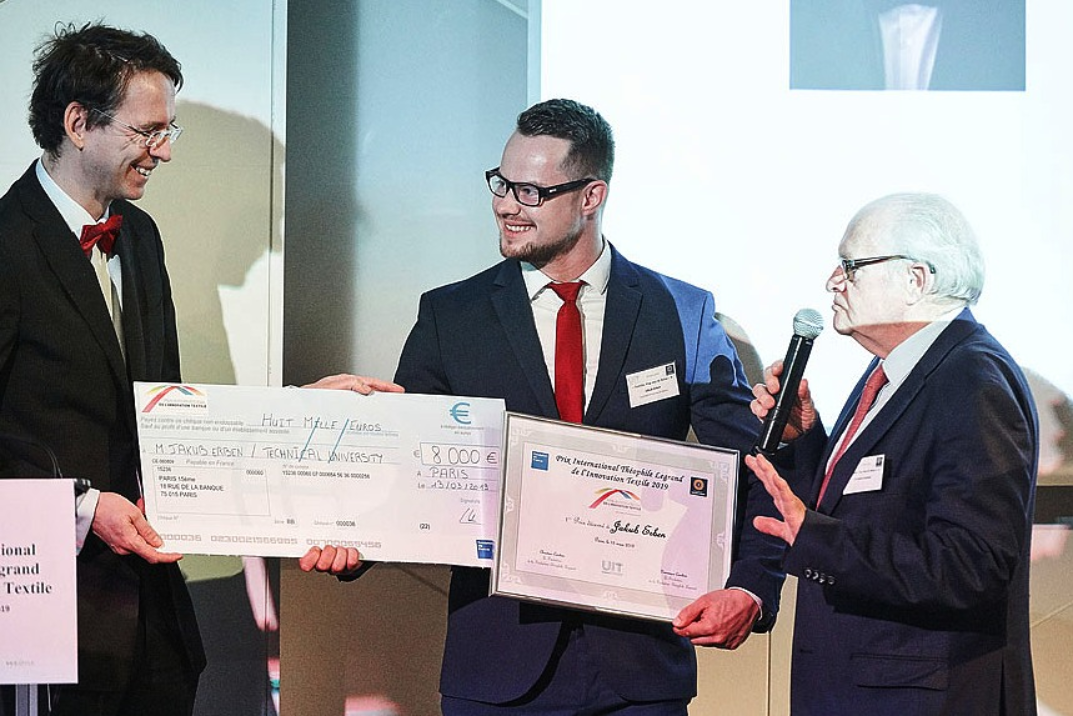 Jakub Erben přebírá ocenění za první místo v soutěži Prix International Théophile Legrand de l'Innovation Textile